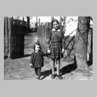 065-0094 Karin Rose mit der kleinen Schwester Heidi im Jahre 1944 .jpg